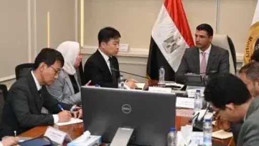 وزير الصناعة يبحث مع مسؤولي شركة سامسونج إلكترونيكس مشروعاتها وخططها التوسعية