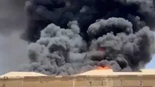 فرق الإطفاء تكافح حريق هائل فى أشهر أسواق إسلام آباد