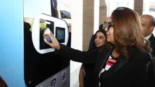 تدشين أول ثلاث ماكينات لاسترداد العبوات البلاستيكية والمعدنية بالعاصمة