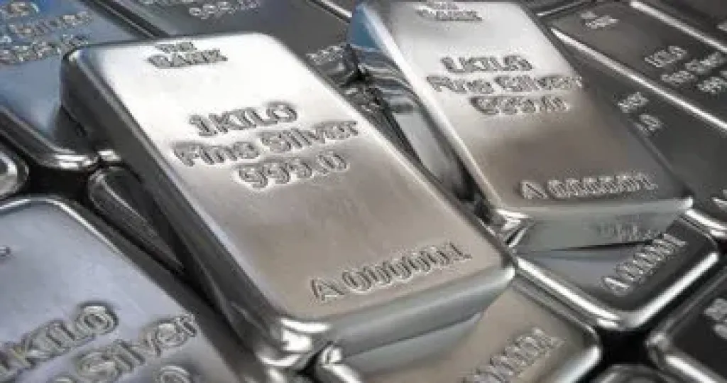 الفضة تخسر أكثر من 7%