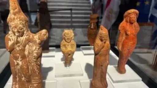 اليونان تعيد ست قطع أثرية إلى مصر
