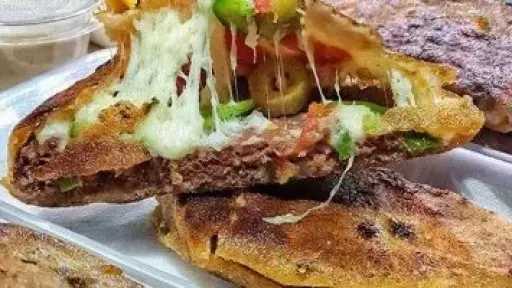طريقة عمل حواوشى البيتزا فى البيت.. بسر صنعة ومطة جبنة المطاعم