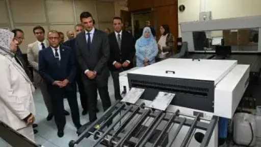 وزير الصناعة يتفقد العمليات الانتاجية بالهيئة العامة لشئون المطابع الاميرية