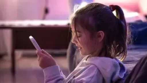 اليوم العالمي للسوشيال ميديا.. 8 نصائح لمساعدة طفلك على استخدامها بأمان