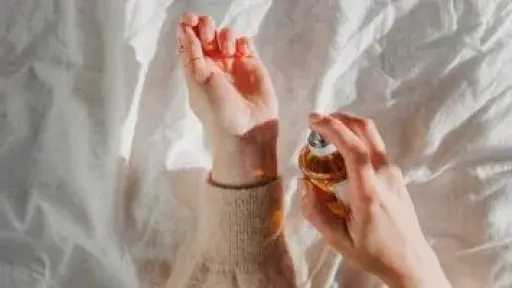 4 حيل تساعد على ثبات العطر خلال فصل الصيف والموجة الحارة