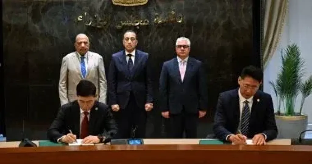 مدبولى يشهد توقيع عقد "