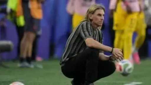 سادس الضحايا.. بيكاسيسى يعلن رحيله عن تدريب الإكوادور بعد وداع المونديال