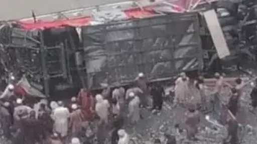 مصرع وإصابة 48 شخصا إثر سقوط حافلة ركاب في منحدر جبلي بباكستان