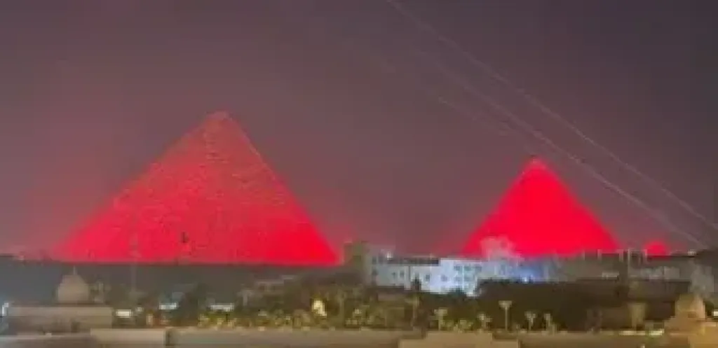 لوحة مضيئة بالأحمر.. الأهرامات 