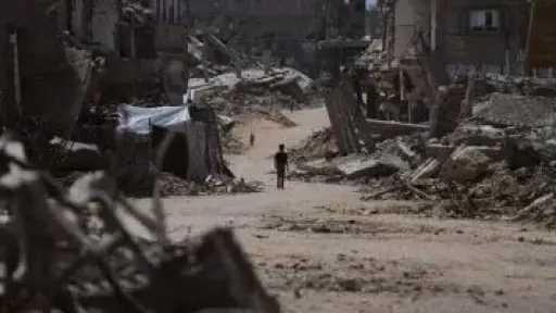 استشهاد فلسطينيين اثنين فى قصف لطيران الاحتلال الإسرائيلى مناطق فى شمال ووسط غزة
