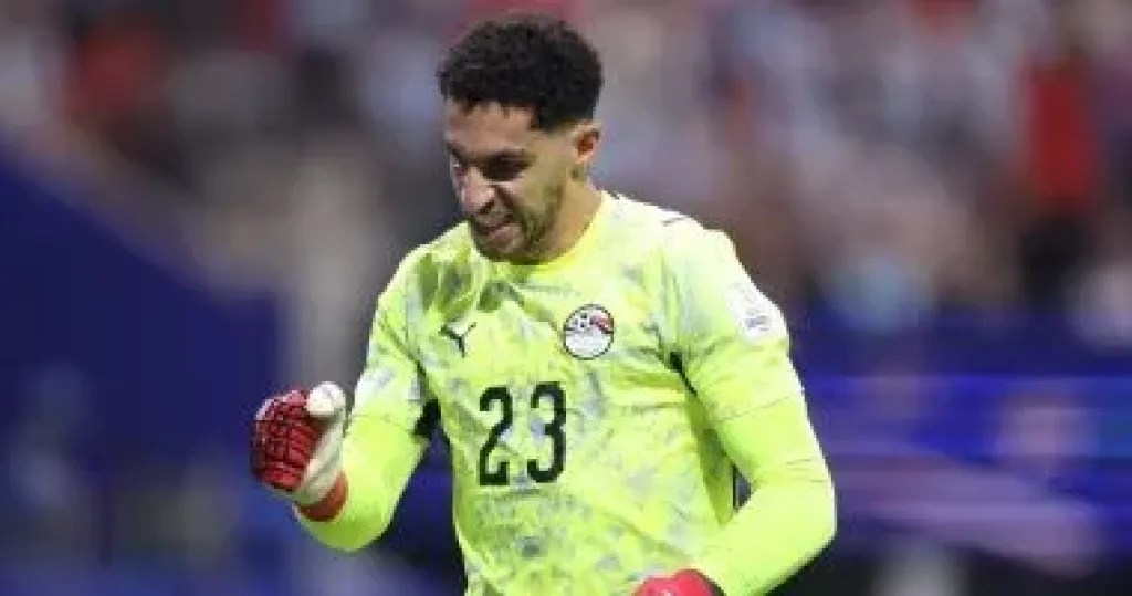 عملاق بين القائمين
