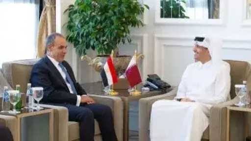 وزير الخارجية يبحث مع نظيره القطري تعزير العلاقات ومتابعة مستجدات الأوضاع