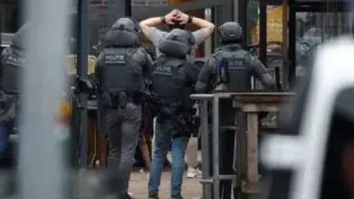 إصابة 3 أشخاص في هجوم بالسكين شمال غرب باريس والشرطة الفرنسية توقف المشتبه به