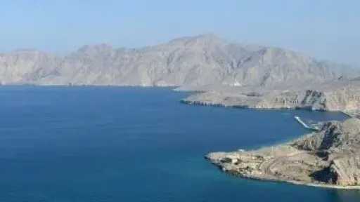 بريطانيا: ناقلة تتعرض لمقذوف مجهول وأخرى تبلغ عن انفجار قريب منها في مضيق هرمز