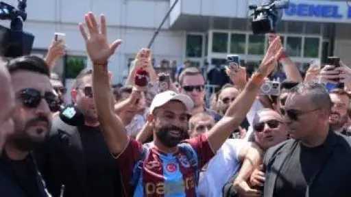 محمد صلاح يخضع للكشف الطبي قبل توقيع عقود انتقاله إلى طرابزون التركى