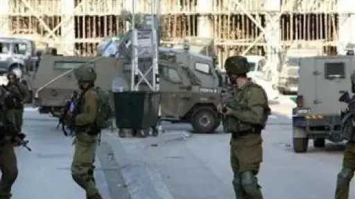 الاحتلال الإسرائيلي يوسع حملات الدهم والاعتقال في قلنديا وكفر عقب
