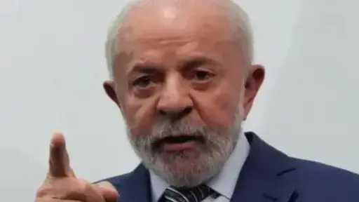 آلاف البرازيليين يتظاهرون دعماً لإعادة انتخاب لولا قبل الانتخابات.