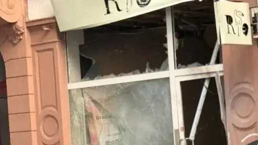 انفجارات تهز فرانكفورت.. عبوات تستهدف متجرًا ومحلًا والشرطة توقف شخصًا