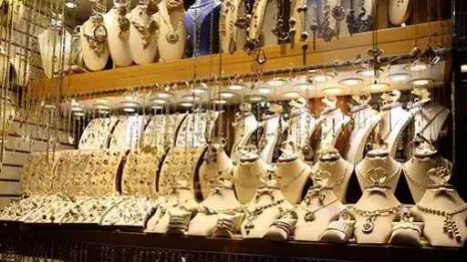 أسعار الذهب اليوم الجمعة.. استقرار عيار 21 عند 6370 جنيها في مصر