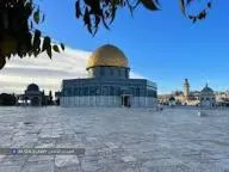 عشرات الآلاف يؤدون صلاة الجمعة في المسجد الأقصى المبارك