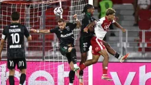 موناكو يتخطى لانس 2 - 1 ويتصدر الدوري الفرنسي