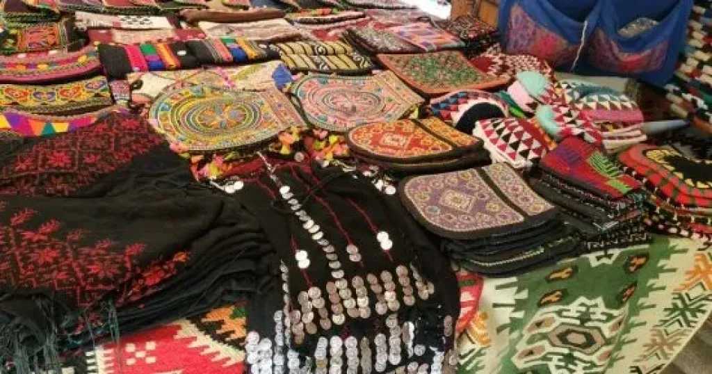 مشغولات سيوة اليدوية تغزو الأسواق.. الأزياء النسائية والحلى التراثية والحقائب تلهم بيوت الأزياء العالمية