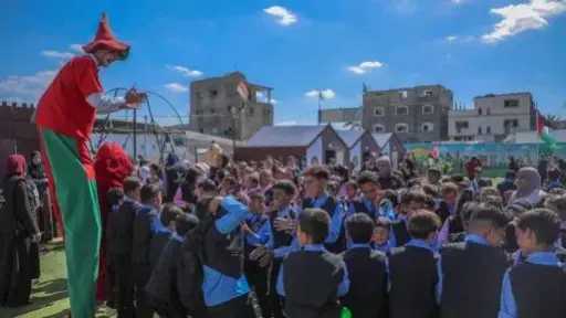 اللجنة المصرية بغزة تعيد أطفال القطاع لمقاعد الدراسة بـ 19 مدرسة