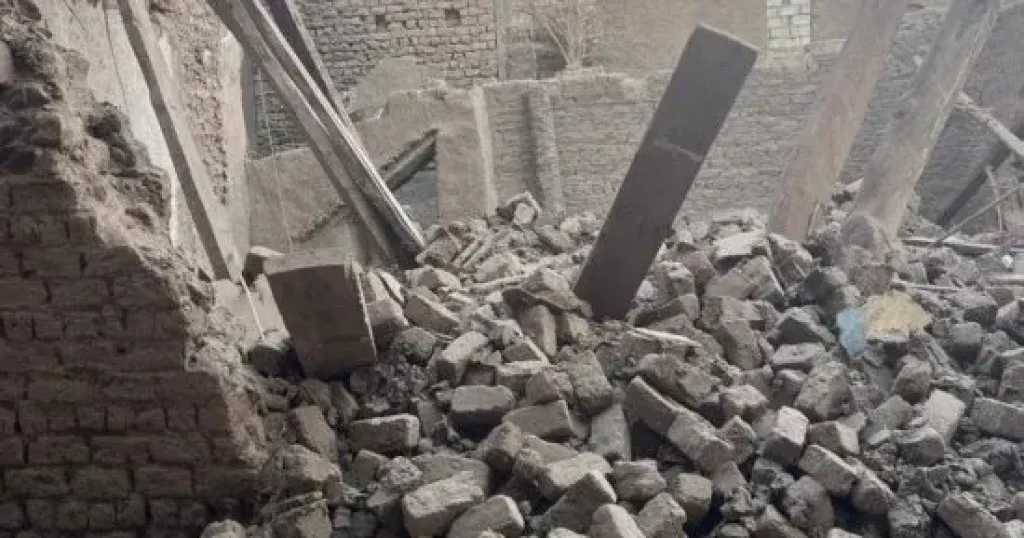مصرع طفلين وإصابة الأم إثر انهيار منزل بقرية برهمتوش فى الدقهلية