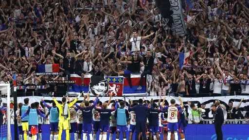 تغريم لانس الفرنسي 15 ألف يورو بسبب تجاوزات جماهيره في دوري أبطال أوروبا