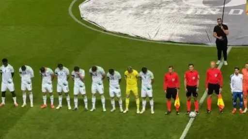 ‏لاعبو منتخب أيرلندا يخفضون رؤوسهم ويرفضون مصافحة لاعبي الكيان المحتل