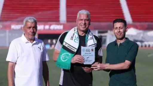 الاتحاد المصراتى يهدى وائل جمعة درع النادى على هامش ودية الأهلى.. صور