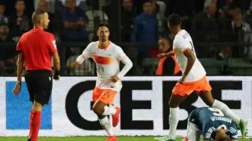هولندا تخطف تعادلاً قاتلاً أمام اليونان 2-2 في دوري الأمم الأوروبية