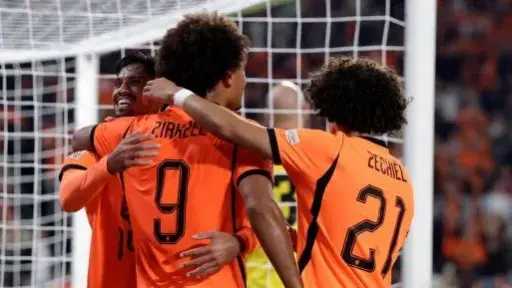 هولندا تهزم صربيا 2-1 وتتصدر ترتيب المجموعة في دوري الأمم الأوروبية