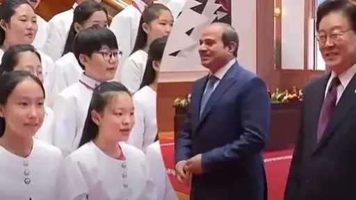 احتفاء أطفال كوريا بالرئيس السيسى على أنغام «فيها حاجة حلوة»
