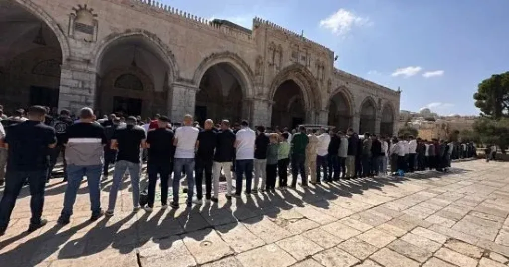 عشرات الآلاف يؤدون صلاة الجمعة فى الأقصى رغم إجراءات الاحتلال الإسرائيلى