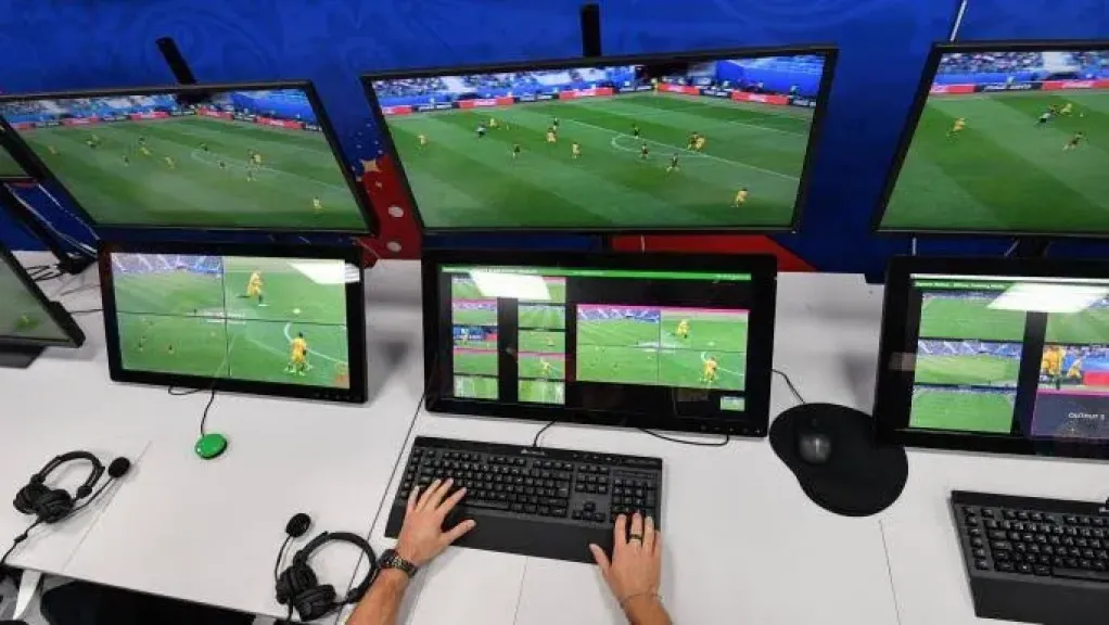 كاف يقرر تطبيق تقنية VAR في دور المجموعات بدوري أبطال والكونفدرالية