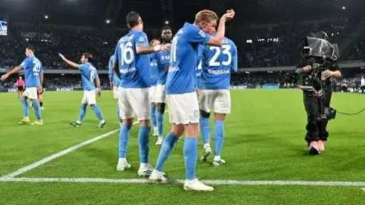 نابولي يهزم فروزينوني بثلاثية في الدوري الإيطالي في غياب عمر فايد