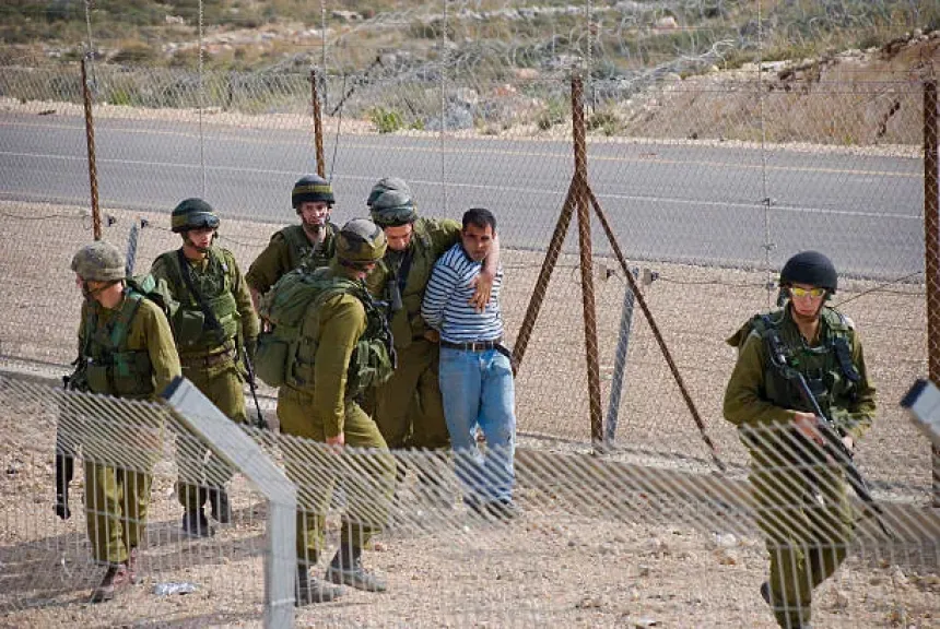 اعتقال 17 فلسطينيًا بالضفة الغربية.