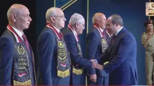 الرئيس السيسي يكرم عددا من أبطال حرب أكتوبر خلال الندوة التثقيفية