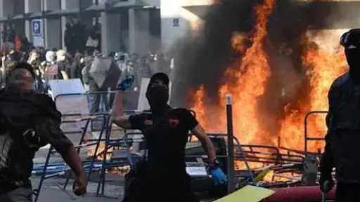 اشتباكات عنيفة بين القوات الفرنسية والمتظاهرين في باريس.. واعتقال 133 شخصا