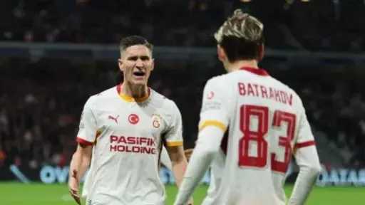 جلطة سراي يحقق فوزه الأول في دوري أبطال أوروبا برباعية أمام ليل
