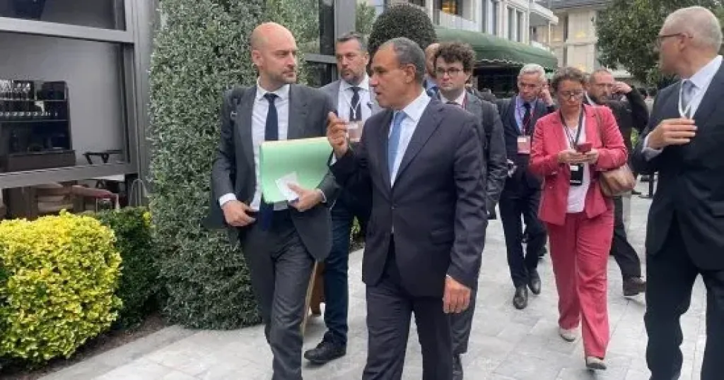 وزير الخارجية يبحث مع نظيره الفرنسي مستجدات الأوضاع الإقليمية في المنطقة