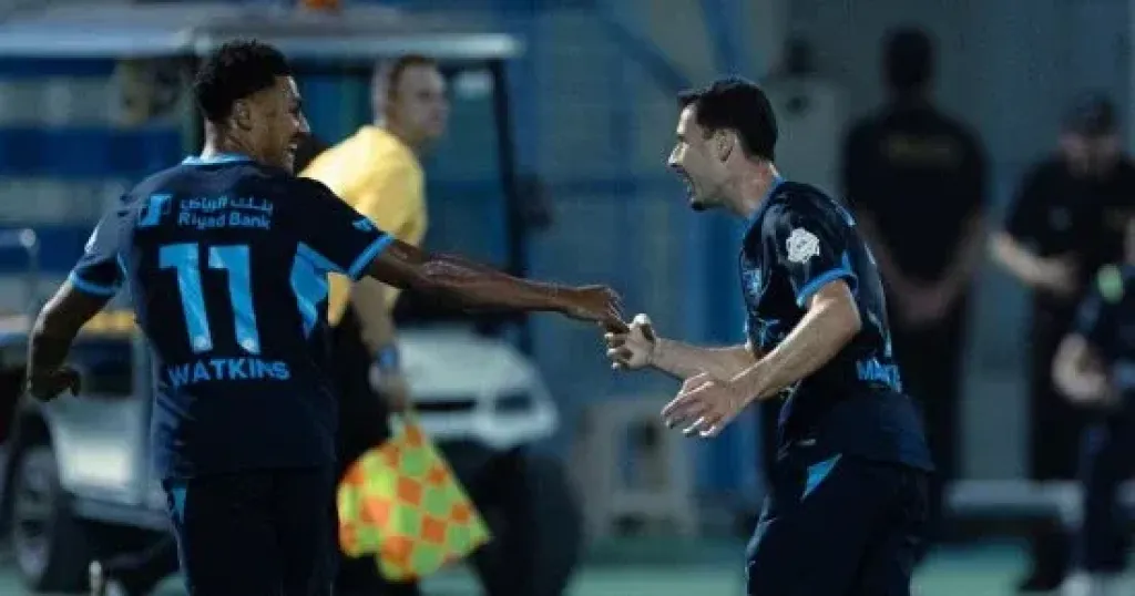 الهلال يتخطى القادسية بثلاثية وينفرد بصدارة الدورى السعودى