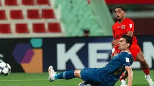 بيزيرا يسجل أول أهدافه ويقود شباب الأهلي للفوز على الاستقلال